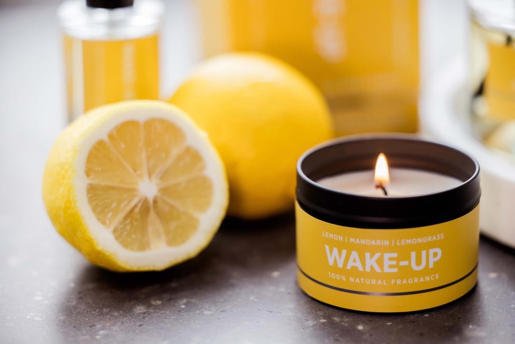 Wake-Up Candle in a Tin with Lemon, Mandarin & Lemongrass