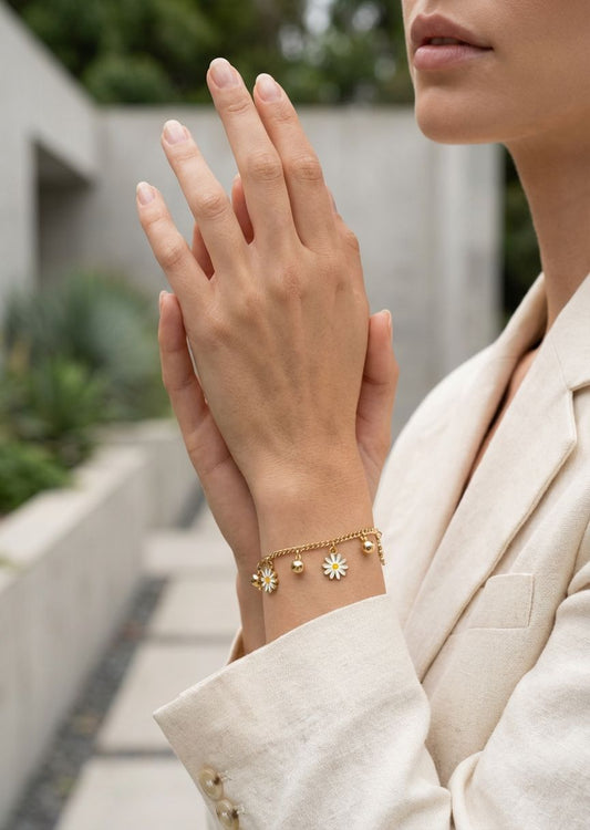 Envy Daisy Charm Bracelet Gold