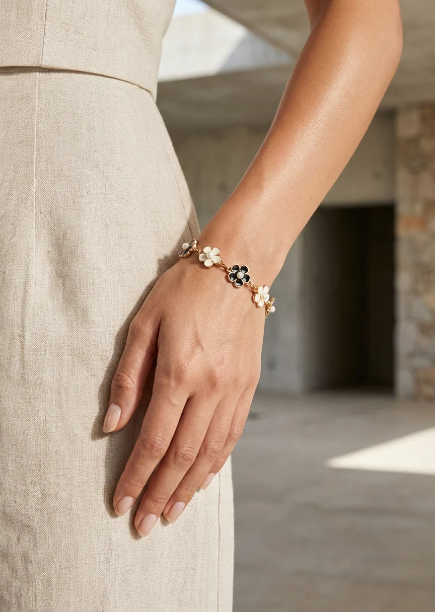Envy T Bar Bracelet With Black & White Daisies
